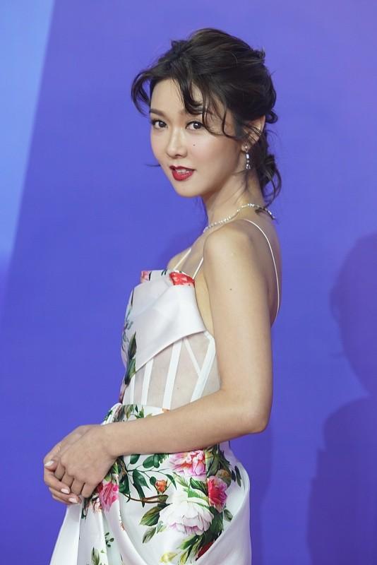 小唯薛凯琪生图真美穿俗气印花裙又纯又欲看着太撩人
