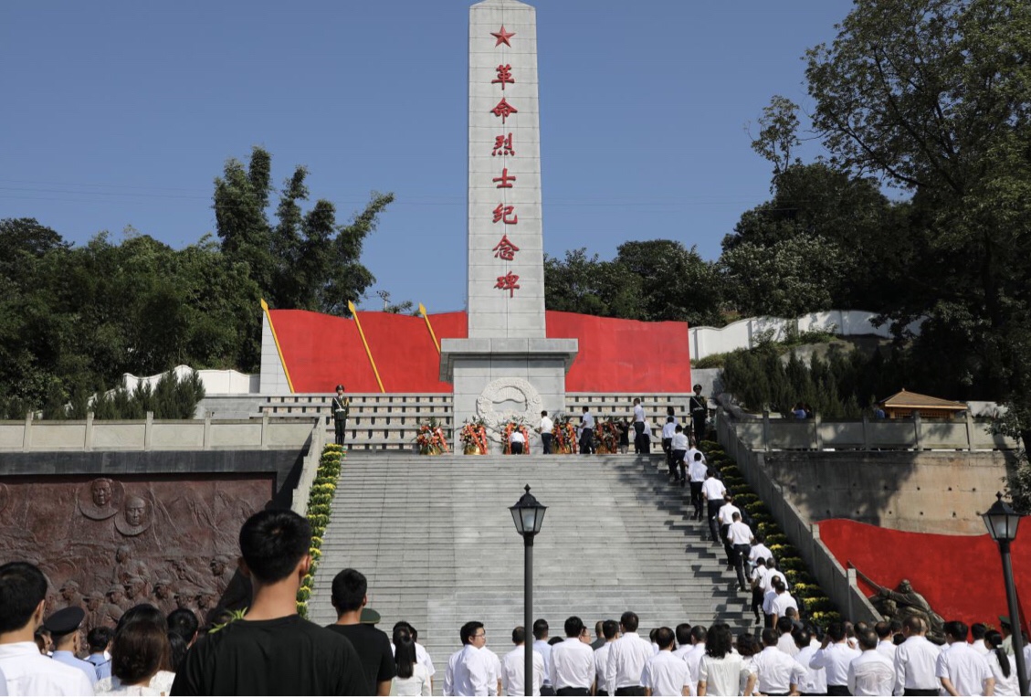 宜宾市隆重举行烈士纪念日敬献花篮仪式