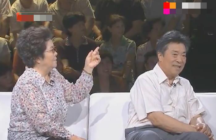 93岁李光羲携妻子露面,骑车上街生活朴素,和付笛生聚会状态佳