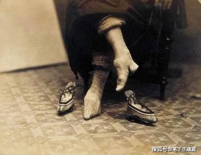 现今看来非常变态的"缠足"行为,为什么在中国持续了一