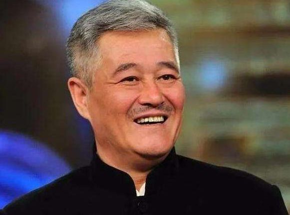 他模仿赵本山吸金千万,为更像花重金整容,还改名"赵本