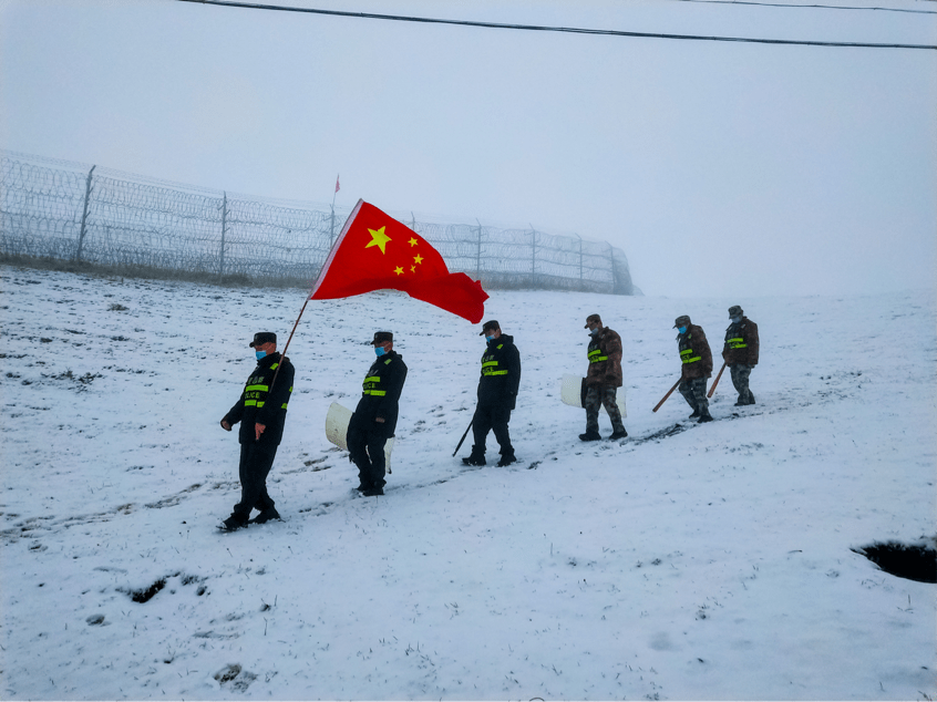 总站伊犁边境管理支队切特阿克苏边境警务站的民警与护边员冒着严寒