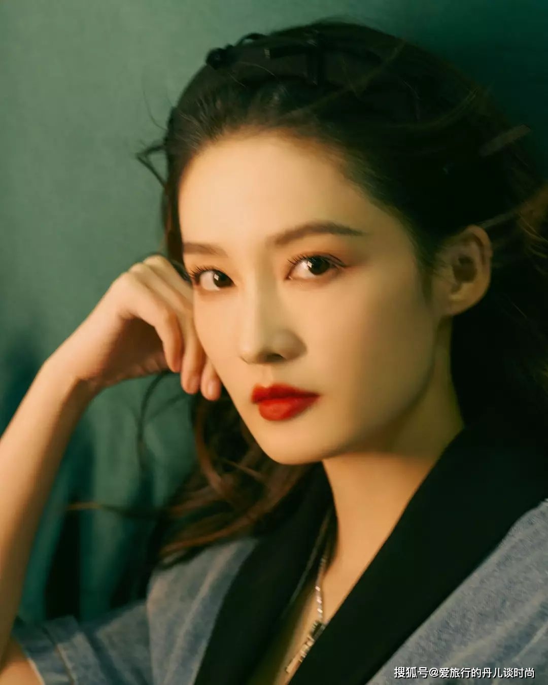 李沁一袭拼色牛仔连衣裙,气质清甜,少女感十足