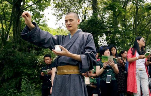 这样的环境很美,让小时候的释明心法师非常向往,他甚至还喜欢一个人躺