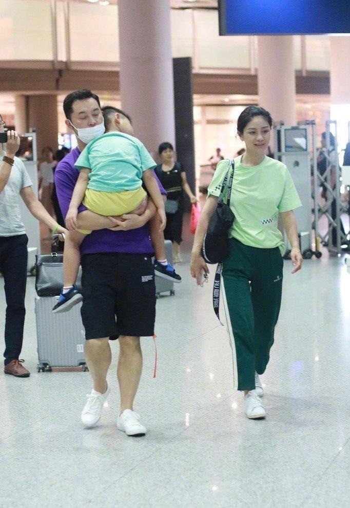 胡可素颜出镜很真实,不修图不美颜,45岁肤色暗沉但不!