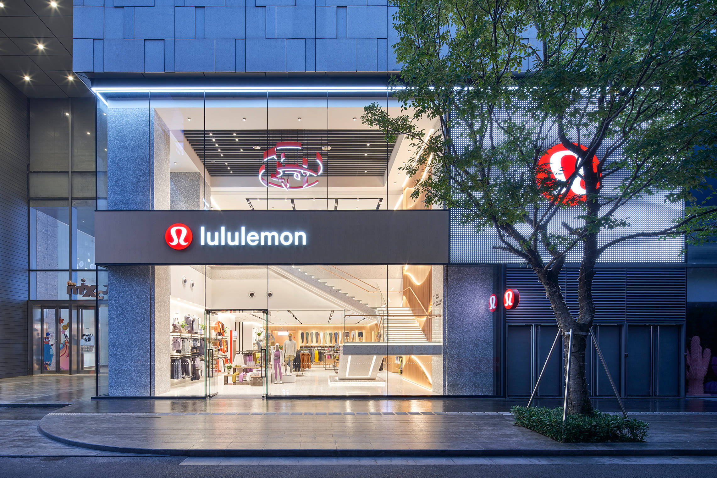 lululemon深圳万象天地店焕新亮相华南最大门店重装开业