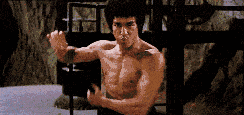 但可惜李小龙英年早逝,之后陈龙便陷入事业窘迫期.