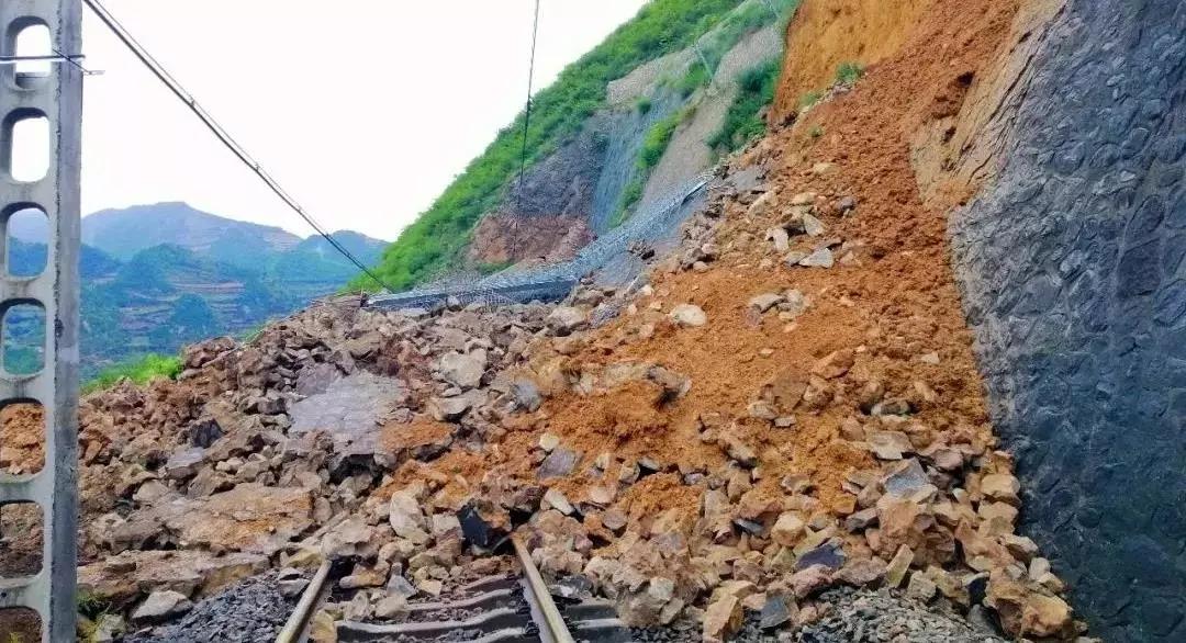 连日来,受持续强降雨影响,多地发生塌方,滑坡等险情,多条铁路,公路