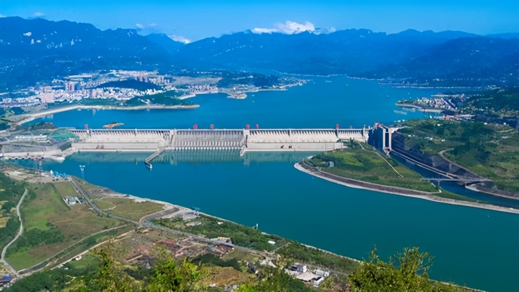 三峡大坝是整个三峡水利枢纽工程的重要环节之一,分为拦河坝和泄洪坝