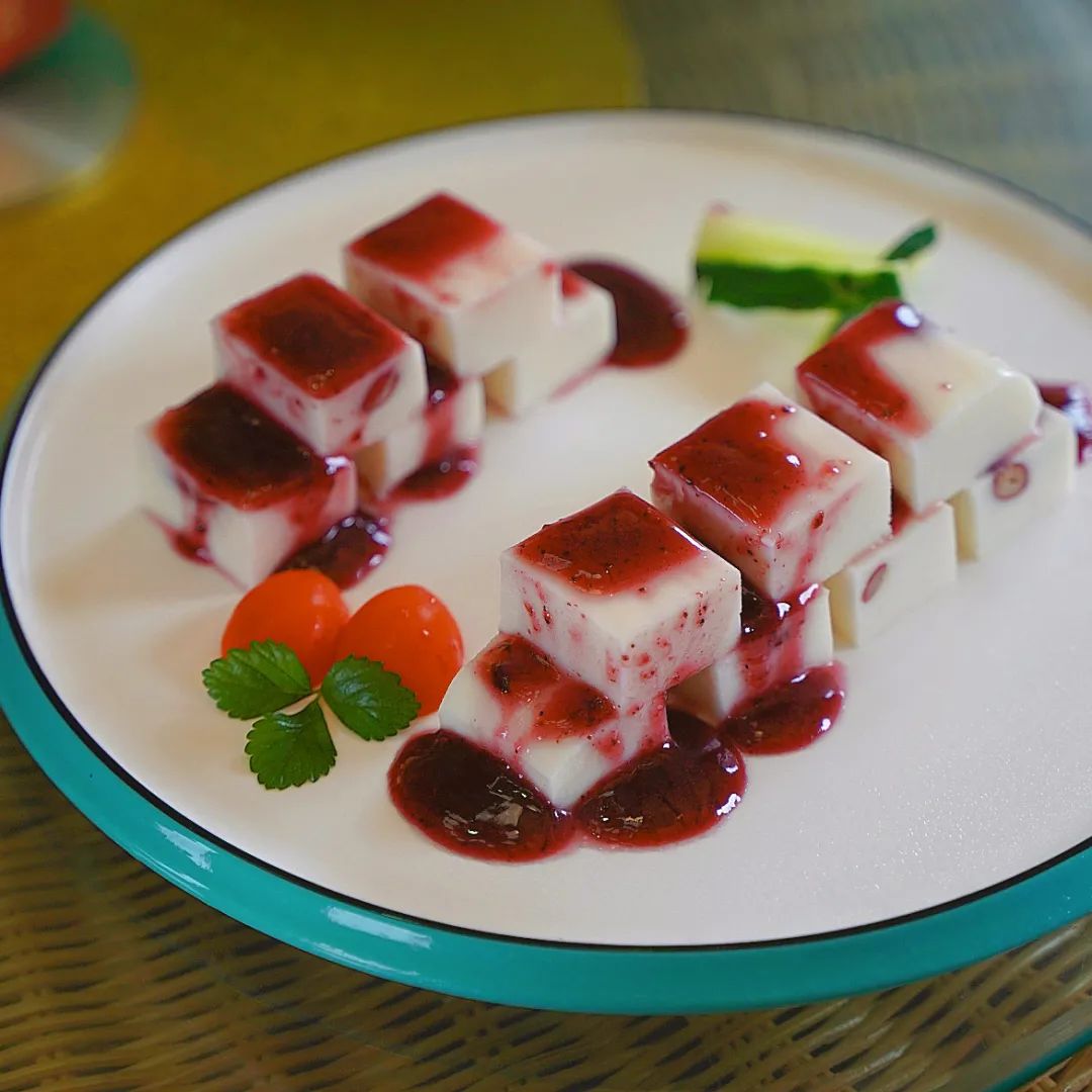 "椰奶红豆山药糕"是吃货们的必点菜品,吃起来冰冰凉凉,柔润可口,透着