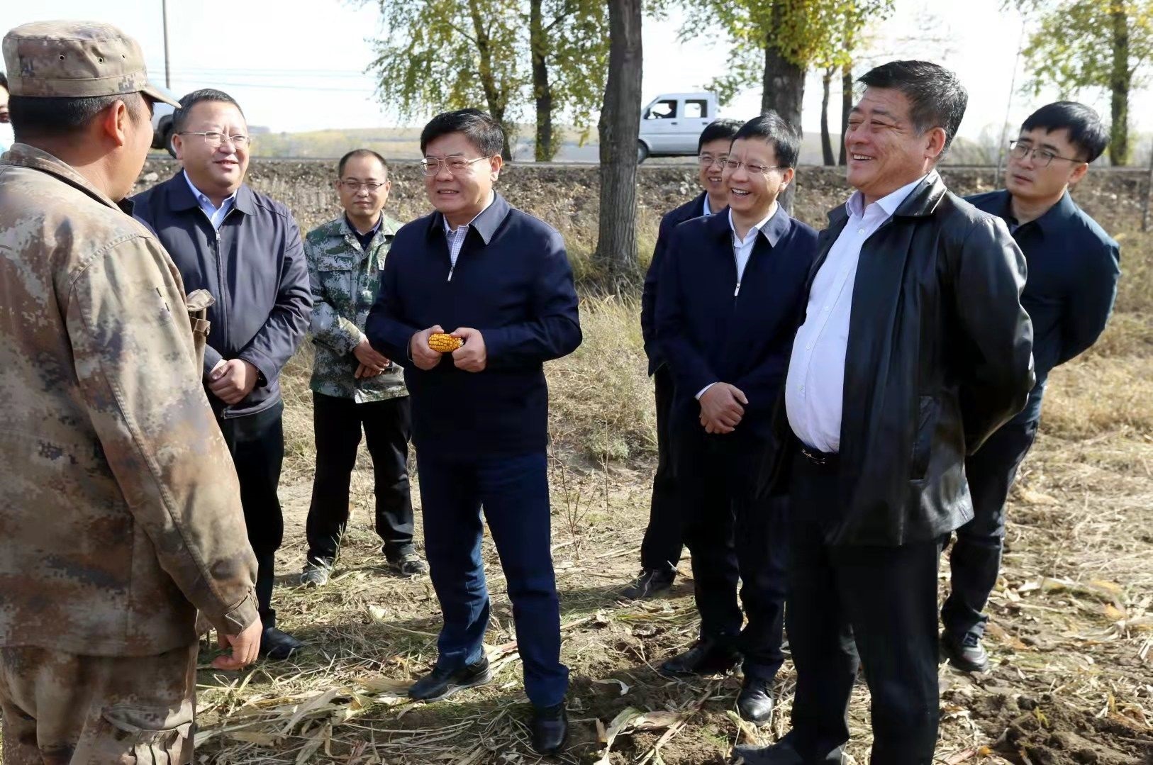 鹤岗市长王兴柱检查秋收秋整地工作