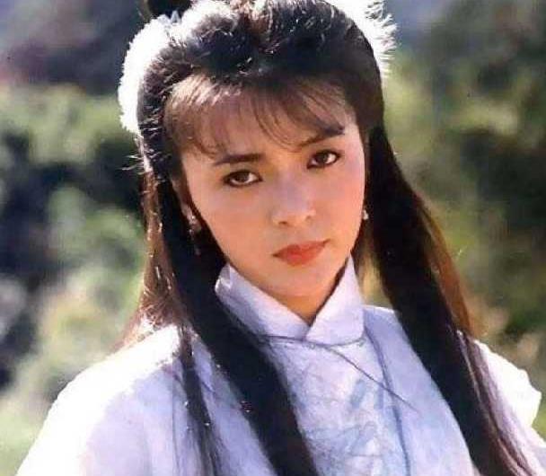 不同于李若彤版的小龙女,陈玉莲版的还在"小龙女"的发饰上有所改变.