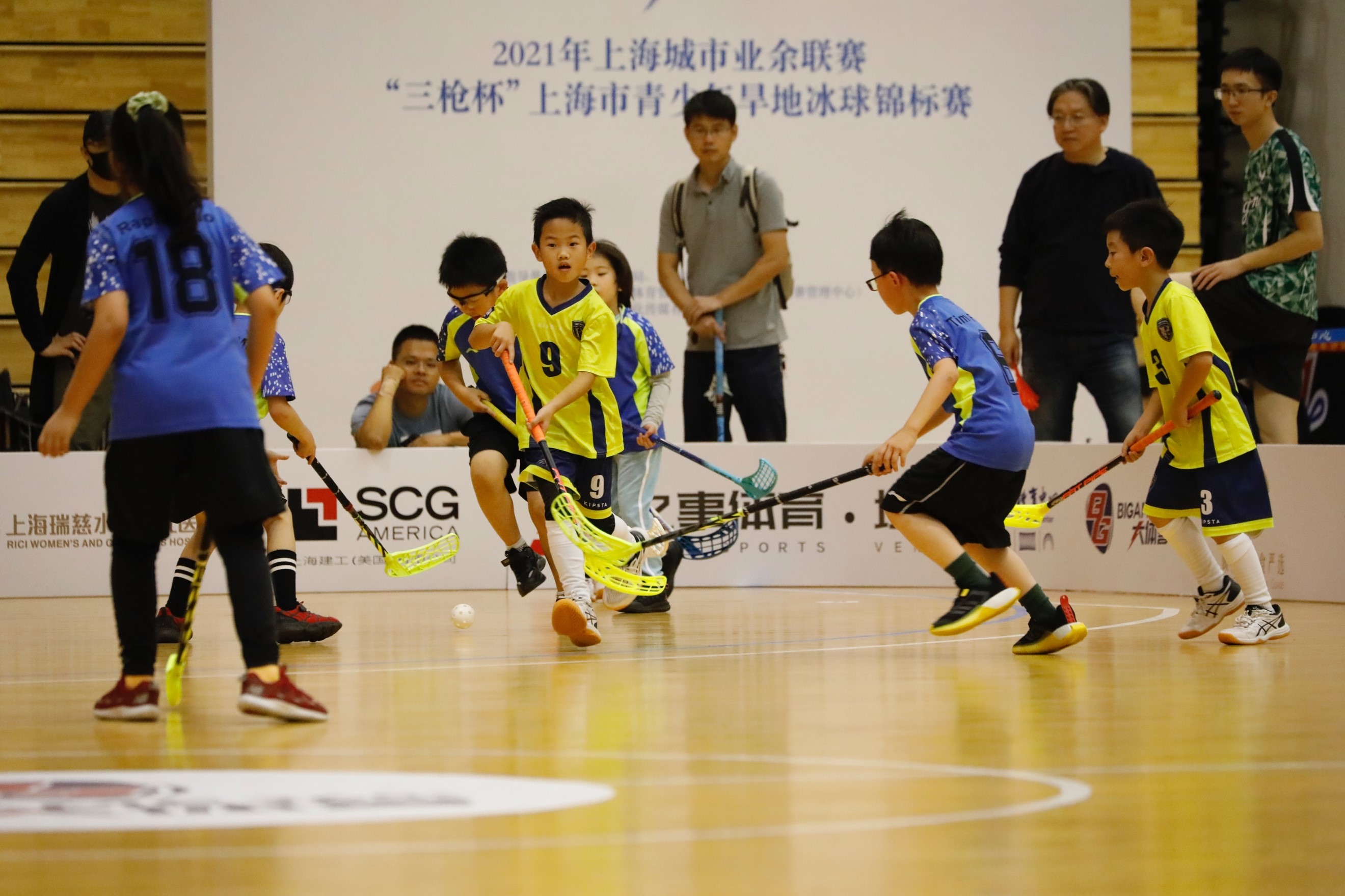 木地板上也能打冰球!上海市青少年旱地冰球锦标赛开杆
