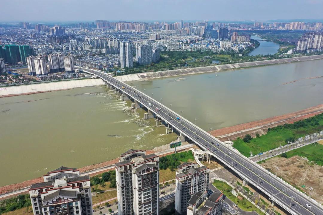 年9月通车,2016年10月重建,2019年7月双向通车◆新岷江一桥全长1800米