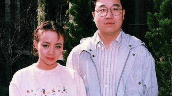 他们离婚,是宋丹丹出轨的.殊不知,早在之前,英达就已经与梁欢勾搭.