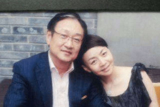 宋丹丹有3段婚姻,她没有透露过第一任丈夫是谁,巴图是她和第二任丈夫