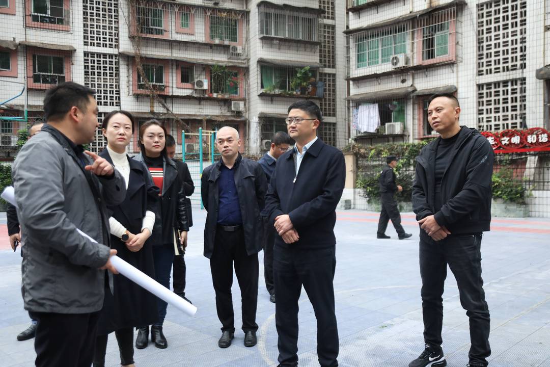 唐栋良一行先后到忠山小学,新马路幼儿园,泸师附小,泸州市实验中学等