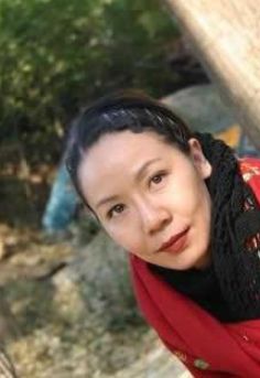 当时她的同班同学中,就有许晴和蒋雯丽两位当红女演员,因为长得不突出