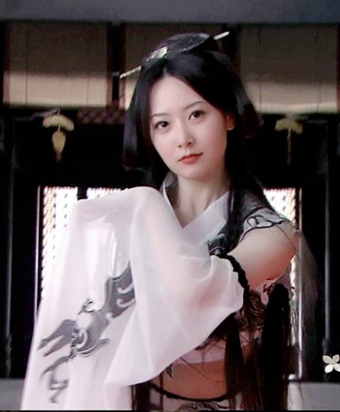 "玉漱公主"白冰一身针织裙秀曲线美,不愧是曾经的"京城四美"