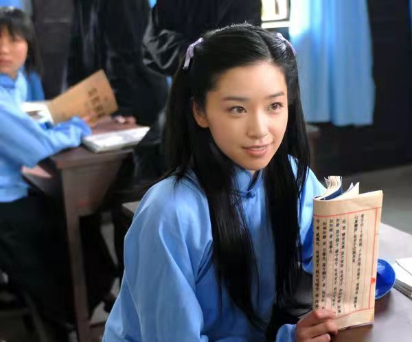 阚清子在2009年,饰演《娘妻》中的"杨静怡"一角正式出道.