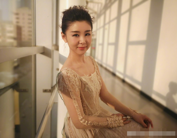 李小萌和王雷素颜聚餐被拍大肚凸出腰粗一圈当街飞吻动作俏皮