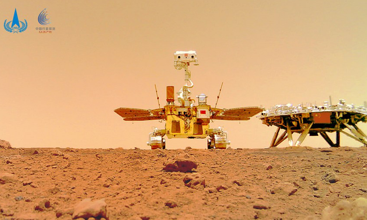 月11日发布的照片显示了中国第一艘火星探测器祝融在着陆平台上的自拍