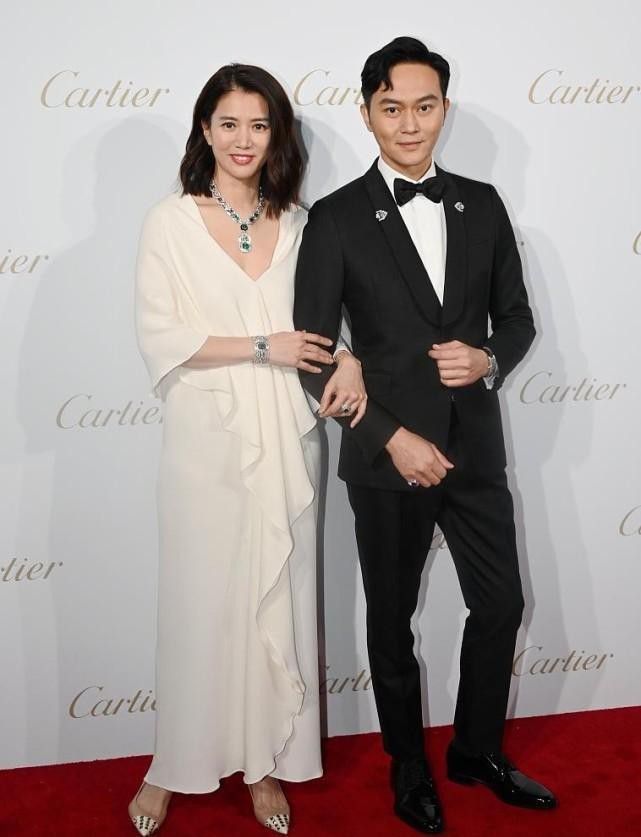 原创袁咏仪给自己打扮成阔太太,穿白裙配翡翠首饰,高级感挡不住