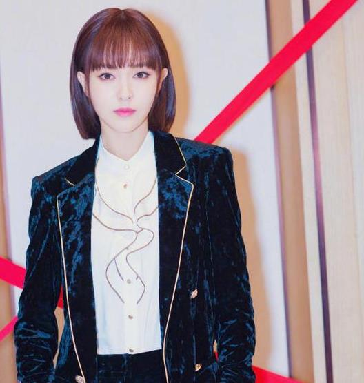 37岁唐嫣罕见短发露面,造型可爱俏皮像少女,穿短裙_穿