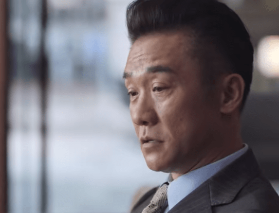 黄志忠饰演的董事长林满江威严深重,一个眼神就充满暗示,奚美娟饰演的