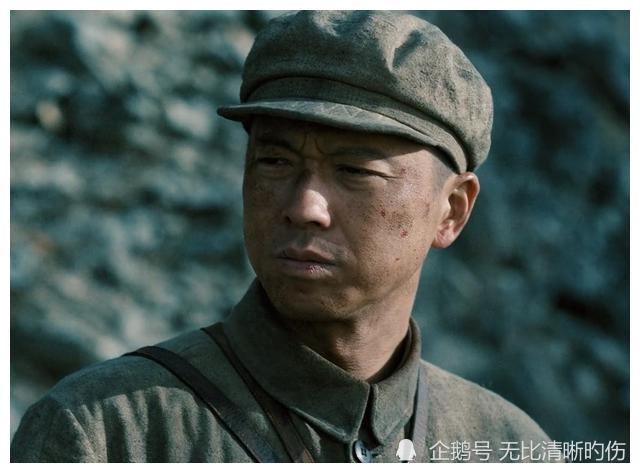 饰演钱学森的刘奕君在冰冷的化妆间里,从早到晚坐了八个小时,整个头粘