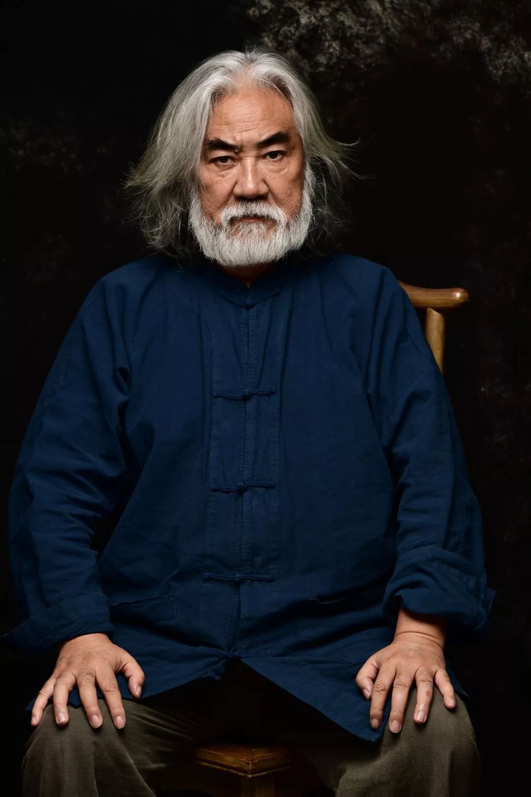 张纪中一家五口同框,39岁杜星霖受宠坐马背,混血儿子低头显落寞