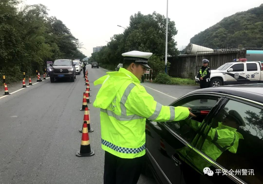 看到前方有交警正在查车,该男子怕被交警处罚,便萌生弃车而逃的想法