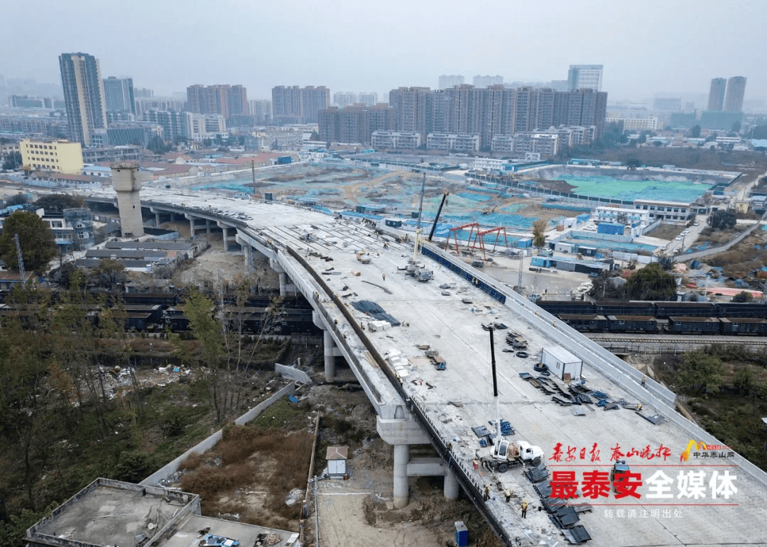 灵山大街跨辛泰铁路桥梁主体搭建完成,争取年底前实现主干道通车