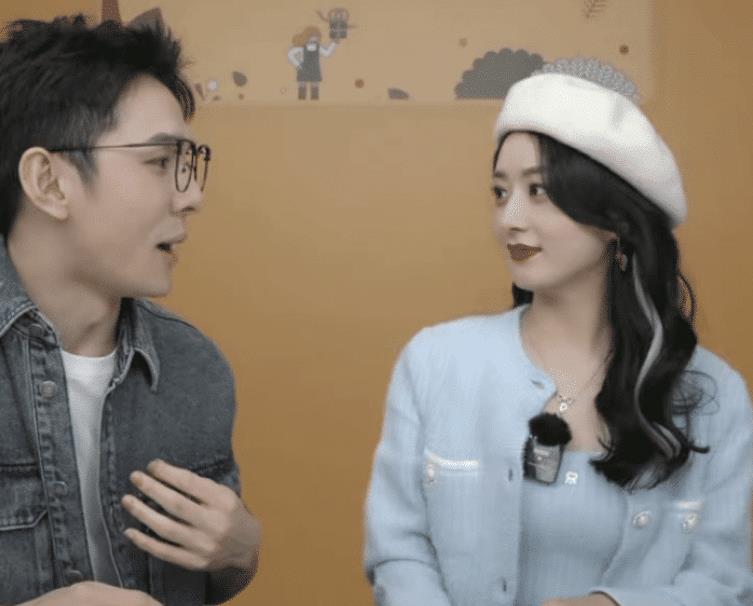 赵丽颖李佳琦首次同框,颖宝挑染绿色头发,手上戴四枚