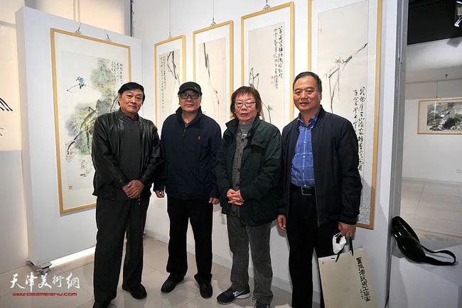 左起:琚俊雄,郭书仁,董振涛,邢立宏在画展现场.