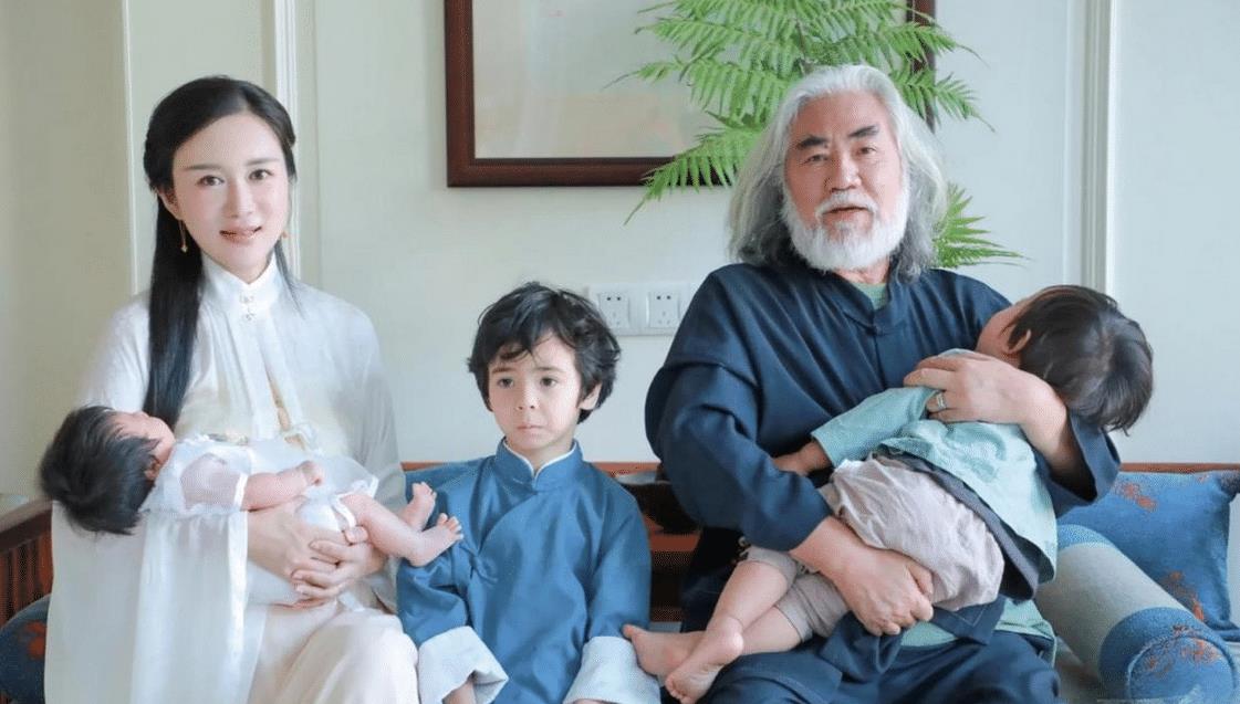 原创70岁张纪中拎行李箱出差!小31岁妻子抱女儿送行,家门惜别遭吐槽
