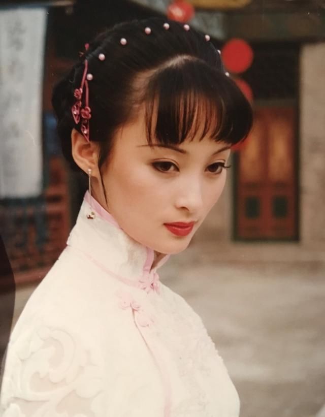 这组照片是蒋勤勤的古装剧照,该片出自蒋勤勤1998年主演的电视剧《小