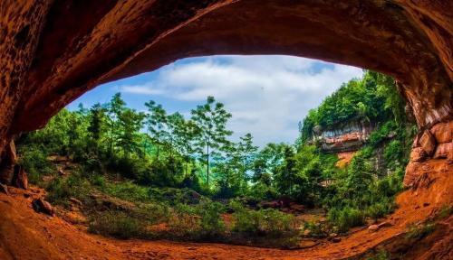 赤水丹霞国家地质公园:美丽的丹霞地貌,备受游客欢迎