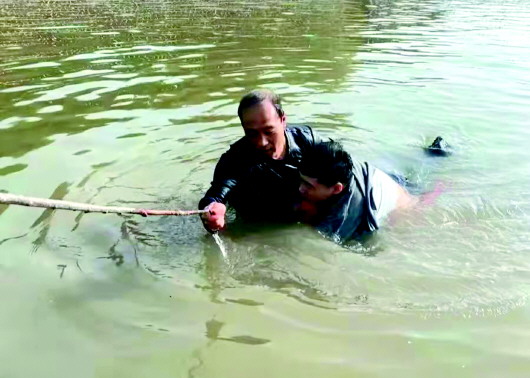 济宁正能量 | 听到有人呼救,他跳进冰冷河水救人_落水