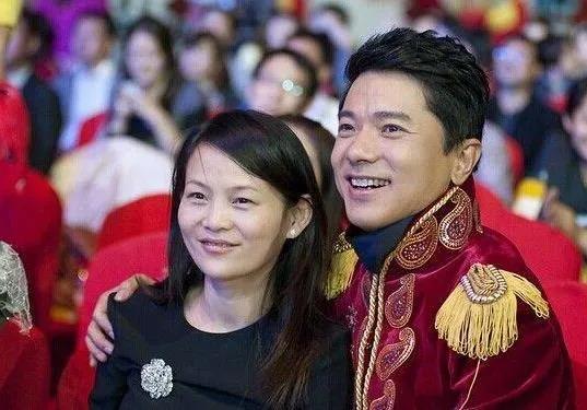 有一种夫妻,叫李彦宏与马东敏:说我爱你很难,但证明爱