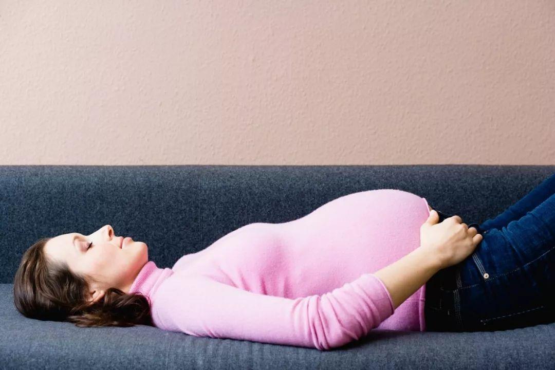 孕妇的这个睡觉习惯,孕中期可以不改,但晚期必须改,否则危害大