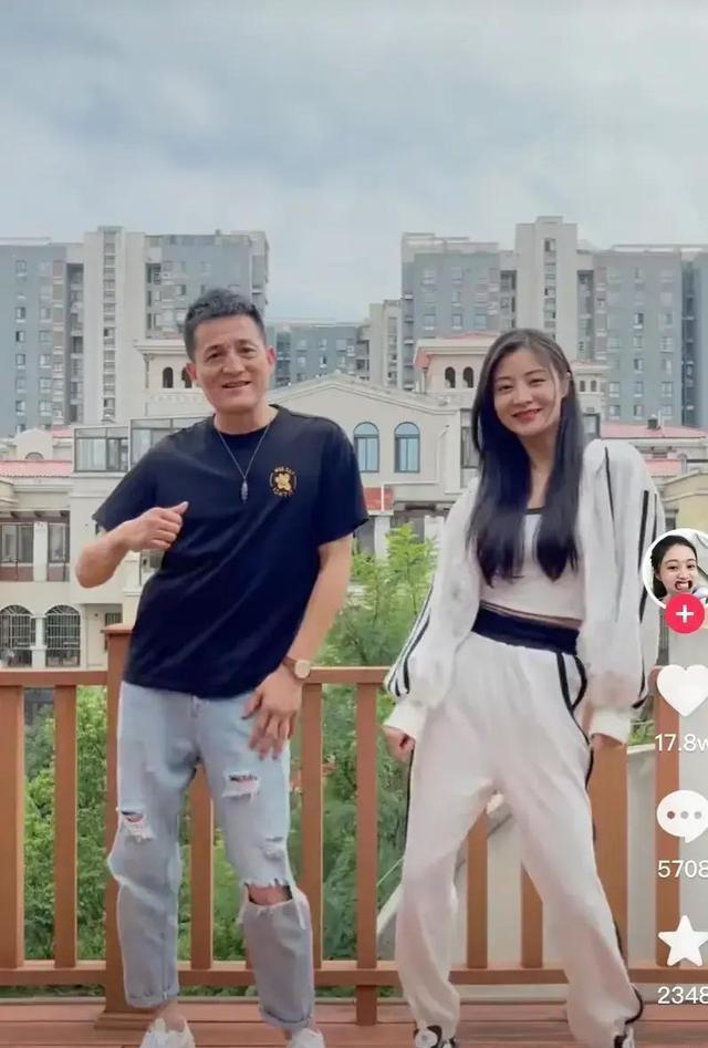 别再磕小小和老吴了!大网红小小101的故事,比你想象的