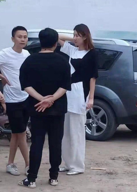 曾经有媒体拍摄到冯清和王宝强带着儿子一起出游的画面,如今冯清已经