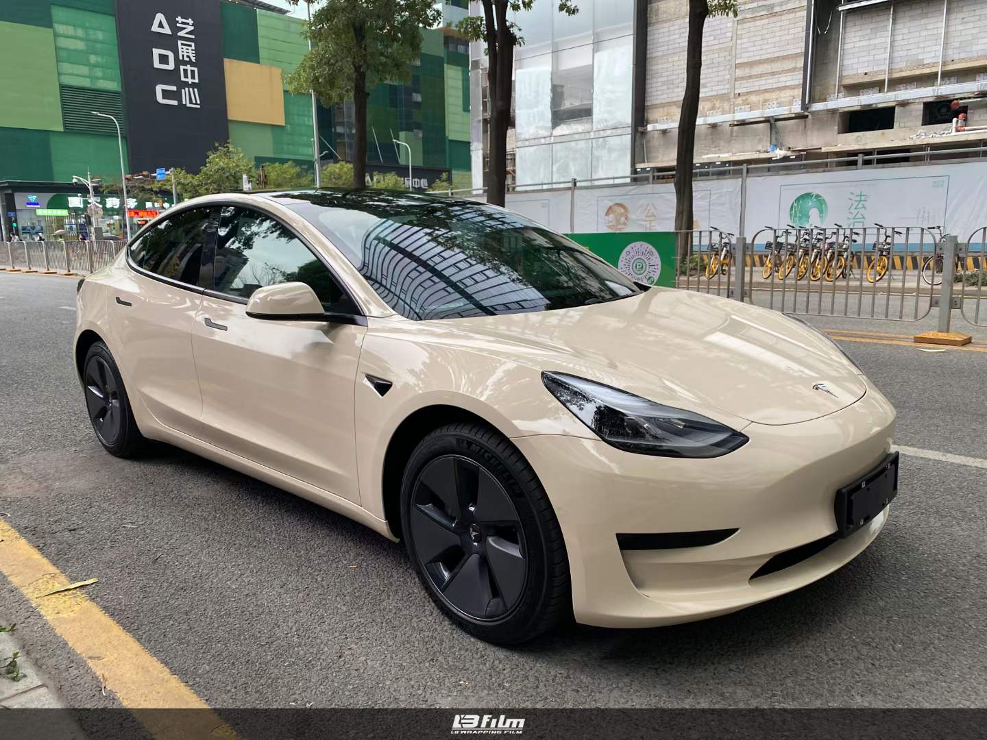 特斯拉-model 3汽车贴膜lb改色膜高亮卡其米兰