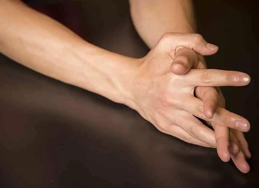 洼田正孝的手,男人气息的手指和手臂上的青筋也让人有性感遐想.