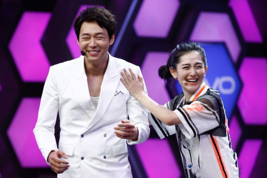 尤其是《快乐大本营》,谢娜和很多男星都有类似亲密的镜头