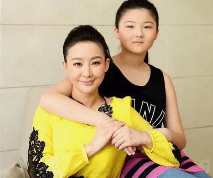 买红妹女儿前途被毁,如今51岁潘蔚的报应来了,为什么?