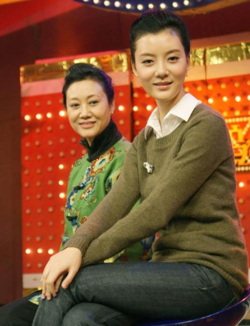 婆婆专业户车晓的妈妈都65岁了现在神态沧桑走路踉跄