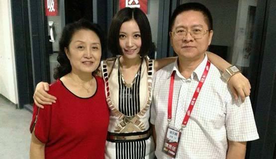 绯闻男友,好声音成员侯磊在追悼会时,姚贝娜的粉丝从全国各地赶来