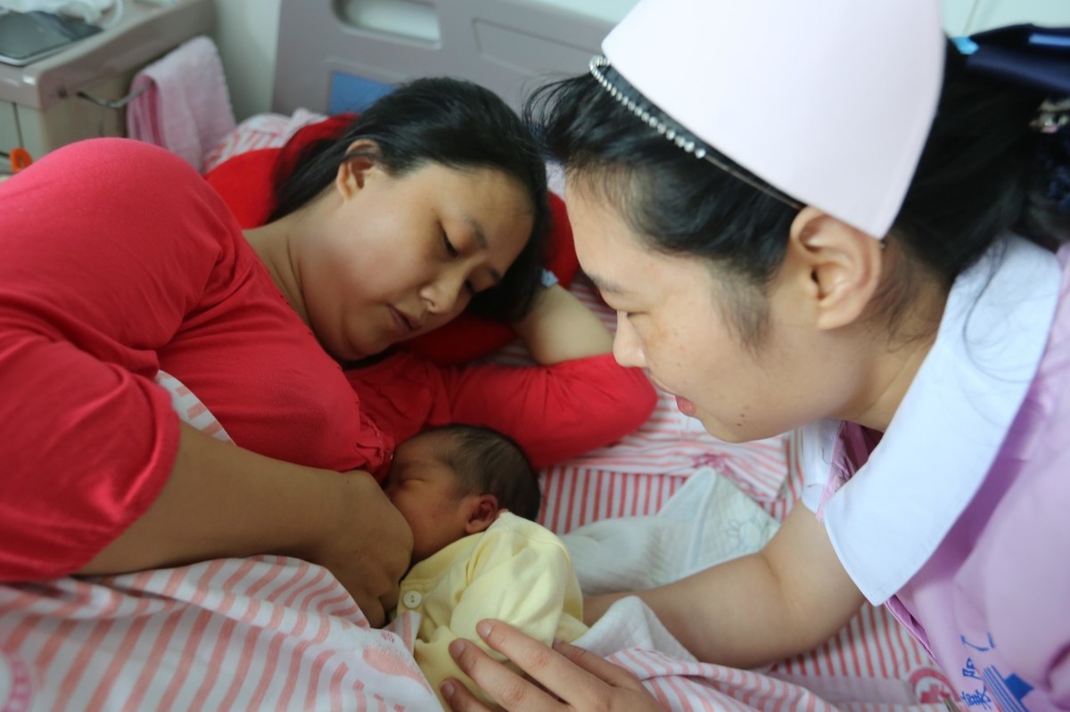 夜奶除了时间,哺乳姿势的选择也很重要,宝妈和新生儿都能受益